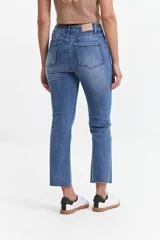 Jean de corte recto, tiro medio, color azul oscuro.