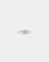 Anillo plateado con strass transparente engarzado.