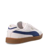 Championes Puma Club II Era Suede, color rosa con detalles en azul y suela marrón.