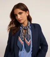 Pañuelo rectangular de satén con estampado paisley en tonos azul oscuro, blanco y rosado/terracota.