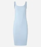 Vestido midi acanalado color celeste, con escote cuadrado y tirantes medios. Confeccionado en algodón sostenible con elastano para mayor comodidad y ajuste.