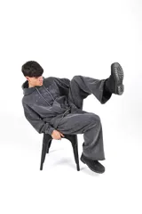 Pantalón de jogging unisex color negro lavado, confeccionado en frisa gamuzada, con cordón de ajuste en la cintura y bordado en la espalda.