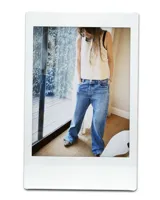 Chaleco color crema de cuero agamuzado con espalda cruzada.