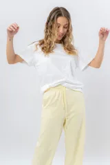 Pantalón jogger wide fit color amarillo pastel, confeccionado en algodón suave, con cintura elástica con cordón ajustable y bolsillos laterales funcionales.