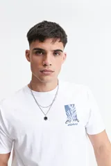 Remera blanca de algodón con cuello redondo y manga corta. Presenta un estampado rectangular en el frente con un diseño abstracto en tonos celeste y azul, y el logo de la marca Mistral.