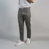Pantalón de vestir azul con corte recto y cinco bolsillos.