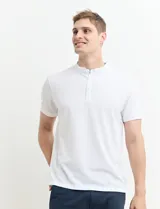 Remera de manga corta con cuello mao y media botonadura. Corte clásico.