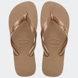 Ojotas Havaianas color dorado con plataforma texturizada y tiras con diseño geométrico en relieve.