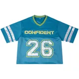 Remera celeste de corte boxy con cuello en V ribeteado en amarillo, mangas cortas con tres rayas blancas y estampado frontal con la palabra 'Confident' y el número '26' en amarillo con efecto desgastado.