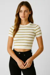 Top manga corta a rayas horizontales color blanco y mostaza, con cuello redondo.
