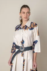 Vestido italiano de algodón con estampado abstracto en tonos blanco, rojo y negro. Modelo suelto abotonado al frente, con cuello camisero y mangas tres cuartos.
