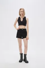 Top negro de bretel ancho, confeccionado en poliamida con textura acanalada. Diseño al cuerpo con escote profundo en forma de U.