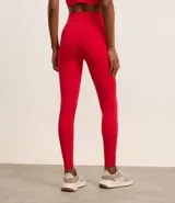 Calza deportiva roja de microfibra con cintura alta y bolsillo trasero.
