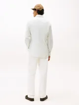 Camisa de manga larga con diseño de rayas finas, confeccionada en mezcla de algodón regenerativo y elastano. Presenta un corte slim fit, cuello clásico, cierre con botones, puños abotonados y logo de Tommy Hilfiger bordado en el pecho.