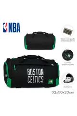 Bolso deportivo tipo duffel bag, color negro, con detalles en verde en los laterales. Presenta el texto "BOSTON CELTICS" en blanco en el centro y el logo de la NBA y el escudo de los Boston Celtics en los extremos.
