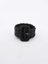 Cinturón negro tejido con hebilla rectangular forrada.