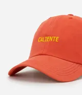 Gorra de sarga de algodón color coral o salmón con visera curva y bordado frontal en hilo amarillo con la palabra "Caliente".