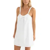 Vestido corto blanco con breteles finos y escote recto con lazo decorativo. Posee detalles bordados con pequeños orificios en forma de flor.