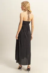 Vestido midi negro con textura plisada, escote halter y corte holgado.
