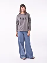 Remera blanca de manga larga con estampa rectangular dorada con diseño animal print y texto 'Fearless, fierce & fabulous'.