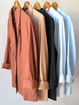 Blazer color ladrillo de lino con corte clásico, solapas y bolsillos frontales.