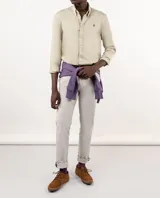 Camisa de twill lisa color beige, confeccionada en 100% algodón, con corte Regular Fit y cuello buttondown.