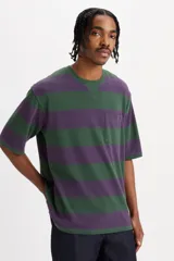 Remera de manga corta a rayas horizontales verdes y violetas, con cuello redondo y bolsillo en el pecho.