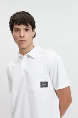 Remera polo negra con bolsillo de nylon en el pecho y logo bordado. Corte regular.