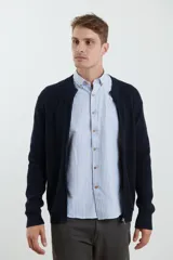 Cardigan marrón de tejido de punto con cierre frontal, cuello redondo y bolsillos laterales.