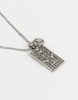 Cadena corta plateada con dije rectangular con el signo zodiacal Aries y un dije redondo pequeño.