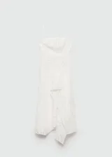 Vestido midi blanco de encaje con tirantes finos, escote cuadrado, corte en la cintura y falda acampanada. Presenta aberturas laterales en la cintura y bajo asimétrico.