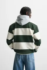 Sudadera tipo polo con cuello clásico, manga larga y diseño a rayas horizontales en color verde oscuro y crudo.