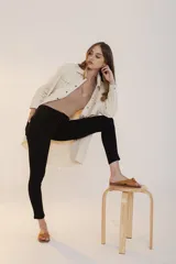 Pantalón de jean negro ajustado al cuerpo, tiro medio y corte tobillero.