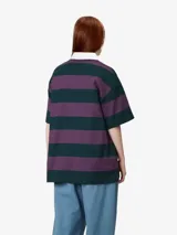 Polo Carhartt WIP a rayas horizontales color verde oscuro y violeta, con cuello blanco, tapeta corta con botones ocultos y logo bordado en el pecho.