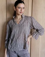 Blusa celeste con cuello mao y mangas abullonadas.