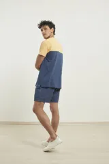 Remera de hombre con cuello en V, parte superior negra y parte inferior gris con bolsillo en el pecho.