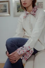 Camisa color crema de corte clásico con cuello y puños en jacquard estampado con flores.