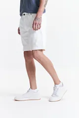 Bermuda de jean negra con dobladillo y corte a la rodilla.