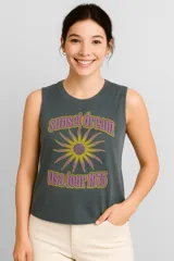 Musculosa gris oscuro con estampado de sol y texto en amarillo y rosa.