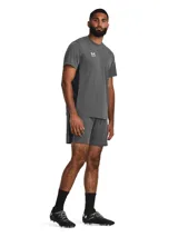 Short deportivo Under Armour Challenger Knit gris con logo blanco estampado en la pierna derecha.