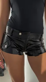 Short negro de vinilo con tiro bajo.