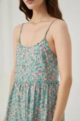 Vestido corto con estampado floral, breteles finos, corte holgado y cuello redondo.