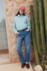 Pantalón de jean azul de tiro alto, corte recto y cinco bolsillos.