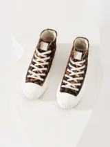 Zapatilla acordonada de caña alta confeccionada en pelo vacuno con estampado animal print.