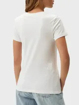 Remera blanca de algodón con cuello redondo y logo "Calvin Klein Jeans" estampado en degradé de rosa a celeste. Corte slim fit y mangas cortas.
