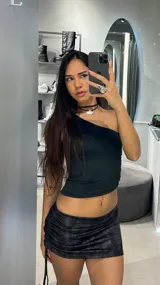 Minifalda negra con estampado tie-dye, de tiro bajo y corte ajustado.