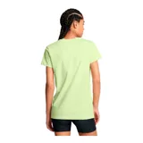 Remera deportiva Under Armour color fucsia con logo blanco estampado en el frente.