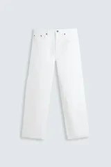 Pantalón de jean blanco, corte recto, con cinco bolsillos y cierre frontal con botones.