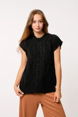 Chaleco negro de lana con cuello redondo y diseño trenzado.