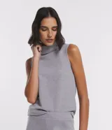 Blusa sin mangas de punto color gris, con cuello alto y superficie lisa.